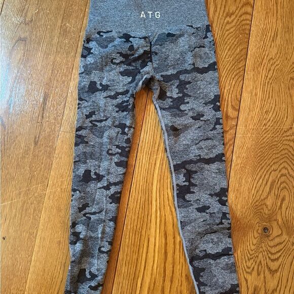 Gray Camouflage Full-Length Leggings with Stretchy Fit - Picture 2 of 3
